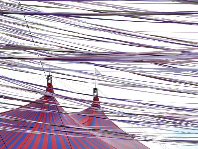Big top streamers