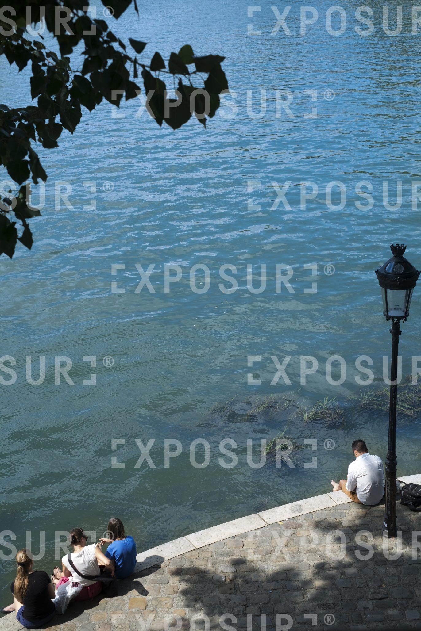 Riverbank People Paris 01